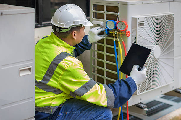 Professional Hvac technician working in Knoxville, IA